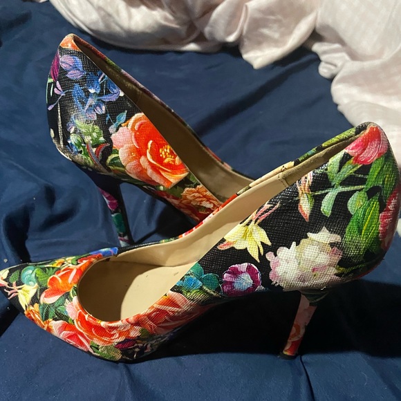 Floral pumps - Picture 1 of 3